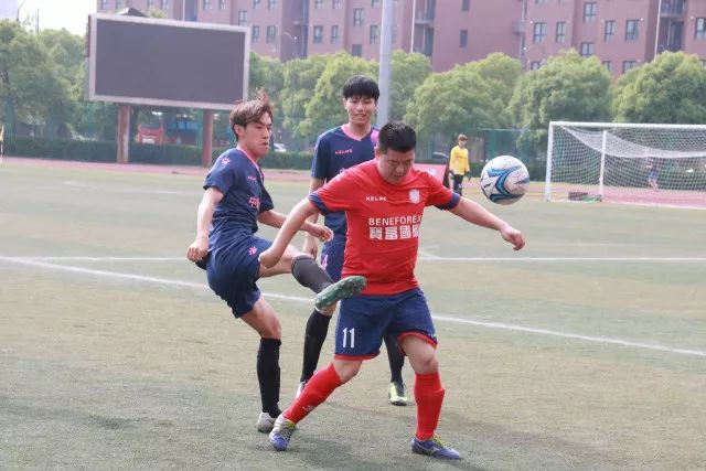 阿劳霍加盟利物浦加强后防，短期内能缓解防线压力